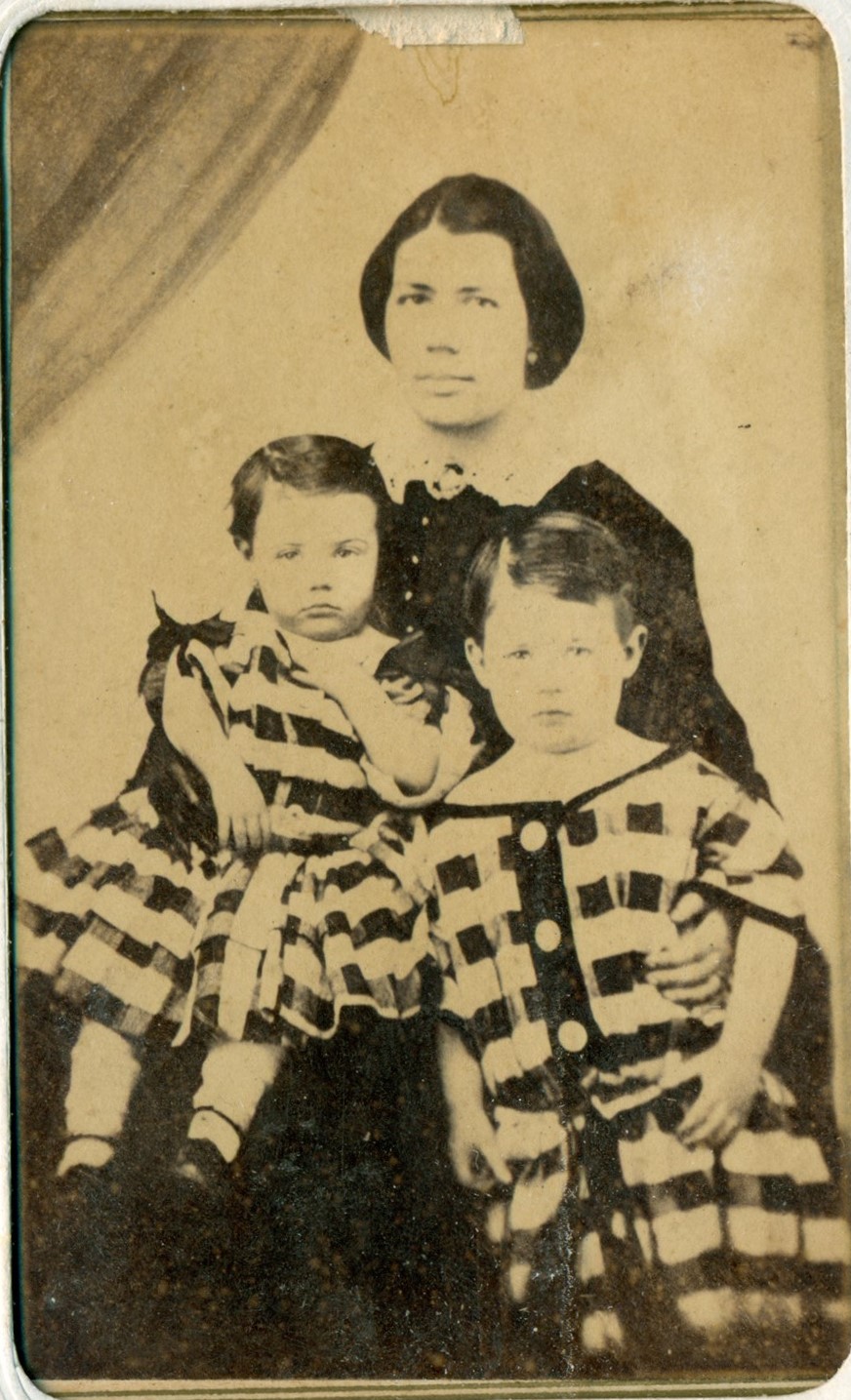 Sofía Vernet y sus hijos